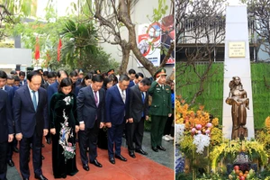 Lãnh đạo thành phố Hà Nội thành kính dành một phút mặc niệm tưởng nhớ đồng bào bị bom Mỹ sát hại vào tháng 12/1972.