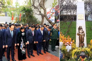 Lãnh đạo thành phố Hà Nội thành kính dành một phút mặc niệm tưởng nhớ đồng bào bị bom Mỹ sát hại vào tháng 12/1972.