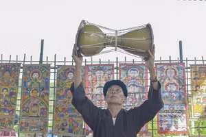 Người Cao Lan ở thôn Động Sơn, xã Chân Sơn, huyện Yên Sơn, tỉnh Tuyên Quang với chiếc trống sành.