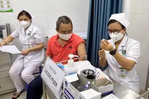 Tiêm mũi nhắc lại vaccine phòng Covid-19 cho người dân tại Bệnh viện Lê Văn Thịnh, thành phố Thủ Đức, Thành phố Hồ Chí Minh.