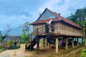 Nhà sàn của người Ca Dong tại làng (Katu) Kpang ở xã Sơn Bua, Sơn Tây, Quảng Ngãi. (Ảnh: NGUYỄN ĐĂNG VŨ)