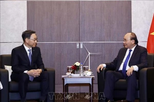 Chủ tịch nước Nguyễn Xuân Phúc tiếp ông Yeonin Jung, Giám đốc điều hành kiêm Chủ tịch Tập đoàn Doosan. (Ảnh: TTXVN)