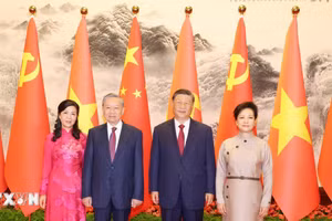 Tổng Bí thư, Chủ tịch nước Trung Quốc Tập Cận Bình và Phu nhân cùng Tổng Bí thư, Chủ tịch nước Tô Lâm và Phu nhân chụp ảnh chung.