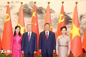 Tổng Bí thư, Chủ tịch nước Trung Quốc Tập Cận Bình và Phu nhân cùng Tổng Bí thư, Chủ tịch nước Tô Lâm và Phu nhân chụp ảnh chung.