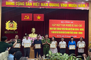 Gặp mặt văn nghệ sĩ, nhà báo nhân dịp 77 năm Ngày truyền thống Công an nhân dân