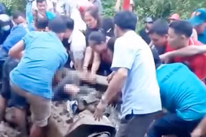 Lực lượng chức năng cùng đồng nghiệp và người dân tiến giải cứu hai cô giáo bị đất đá vùi do lở núi 