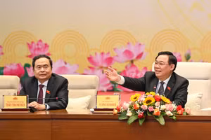 Chủ tịch Quốc hội Vương Đình Huệ, Phó Chủ tịch Thường trực Quốc hội Trần Thanh Mẫn tại cuộc gặp mặt.