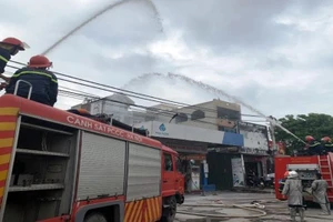 Công an huyện Phú Xuyên, Hà Nội diễn tập phương án chữa cháy.