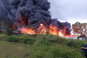 Hiện trường vụ cháy 3 nhà xưởng của một công ty chuyên sản xuất nhựa (chưa rõ tên), tại ấp 1, xã Đức Hòa Đông, huyện Đức Hòa, tỉnh Long An. 