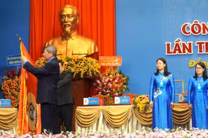 Phó Chủ tịch Thường trực Tổng Liên đoàn Lao động Việt Nam Trần Thanh Hải gắn Huân chương Độc lập hạng Nhì của Chủ tịch nước tặng Liên đoàn Lao động tỉnh Đồng Nai.