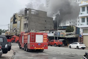 Đến sáng 7/9, khói vẫn còn bốc lên tại quán karaoke bị cháy.