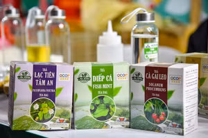 Các sản phẩm trà đạt chứng nhận OCOP 4 sao của Công ty An Xuân, huyện Cam Lộ, tỉnh Quảng Trị được trưng bày tại Tuần hàng quảng bá nông sản Hà Nội và các tỉnh, thành phố 2023. (Ảnh: Nhật Quang)