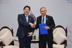 Bộ trưởng Ngoại giao Thái Lan Don Pramudwinai và Bộ trưởng Ngoại giao Nhật Bản Yoshimasa Hayashi tại Lễ ký kết.