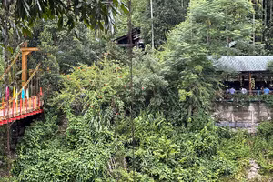 Cây cầu dẫn vào làng Tăk Chươm