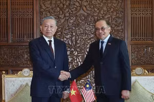 Tổng Bí thư Tô Lâm hội đàm với Thủ tướng Malaysia. (Ảnh: TTXVN)