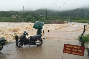 Mưa lũ khiến giao thông chia cắt tại xã Tú Sơn, huyện Kim Bôi.