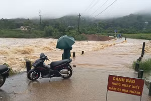 Mưa lũ khiến giao thông chia cắt tại xã Tú Sơn, huyện Kim Bôi.