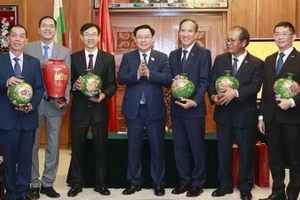 Chủ tịch Quốc hội Vương Đình Huệ tặng quà lưu niệm cho các Đại sứ Việt Nam tại Bulgaria, Séc, Romania, Slovakia, Hy Lạp và Thổ Nhĩ Kỳ. (Ảnh: TTXVN)