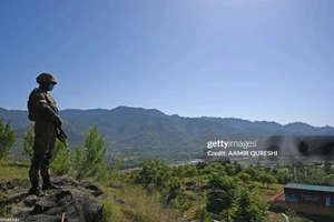 Một người lính Pakistan đứng gác gần Đường kiểm soát, biên giới thực tế giữa Ấn Độ và Pakistan tại làng Salohi, quận Poonch thuộc Kashmir do Pakistan quản lý vào ngày 26/4/2021. (Ảnh: Getty Images)
