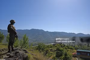 Một người lính Pakistan đứng gác gần Đường kiểm soát, biên giới thực tế giữa Ấn Độ và Pakistan tại làng Salohi, quận Poonch thuộc Kashmir do Pakistan quản lý vào ngày 26/4/2021. (Ảnh: Getty Images)