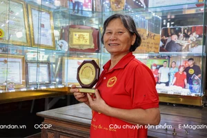 Chuyện cô công chức 50 năm đam mê bên bếp củi, gìn giữ hương vị kẹo cu đơ Hà Tĩnh