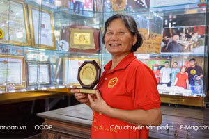 Chuyện cô công chức 50 năm đam mê bên bếp củi, gìn giữ hương vị kẹo cu đơ Hà Tĩnh