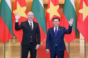 Chủ tịch Quốc hội Vương Đình Huệ và Chủ tịch Quốc hội nước Cộng hòa Bulgaria Rossen Dimitrov Jeliazkov tại lễ đón. 