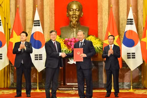 Chủ tịch nước Võ Văn Thưởng và Tổng thống Đại Hàn Dân Quốc Yoon Suk Yeo chứng kiến lễ trao đổi văn kiện giữa Bộ trưởng Công an Tô Lâm và Tư lệnh Cơ quan Cảnh sát Biển Hàn Quốc Kim Jong-Wook về hợp tác giữa Bộ Công an nước Cộng hòa xã hội chủ nghĩa Việt Nam và Cơ quan Cảnh sát Biển Đại Hàn Dân Quốc.