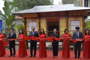 Đại diện lãnh đạo tỉnh Lạng Sơn và các sở, ban ngành cắt băng khai mạc triển lãm. 