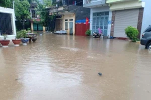 Mưa lũ làm ngập nhiều tuyến phố tại thành phố Hòa Bình.