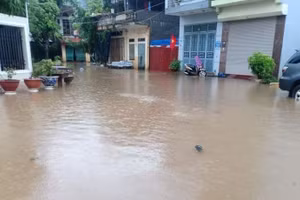 Mưa lũ làm ngập nhiều tuyến phố tại thành phố Hòa Bình.