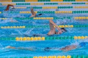 Các vận động viên nữ tranh tài ở nội dung bơi tự do tại vòng loại. 