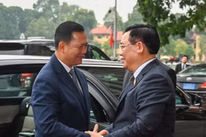 [Ảnh] Chủ tịch Quốc hội Vương Đình Huệ hội kiến Thủ tướng Campuchia Samdech Hun Manet