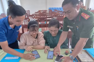 Công an xã Tân Hộ Cơ phối hợp Đoàn Thanh niên trên địa bàn xã hướng dẫn người dân cài đặt ứng dụng VNeiD trên điện thoại thông minh.