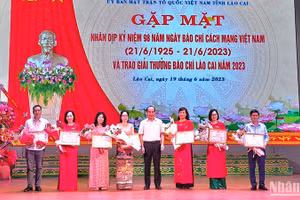 Lãnh đạo Tỉnh ủy Lào Cai trao Bằng khen cho các cá nhân cơ quan báo chí có thành tích xuất sắc trong xây dựng tỉnh Lào Cai, trong đó có Báo Nhân Dân tại địa phương. (Ảnh: QUỐC HỒNG)