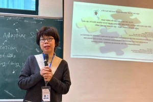 Chị Nguyễn Tuyết Hạnh, đại diện Câu lạc bộ Gia đình người tự kỷ Hà Nội tham gia và đóng góp ý kiến tại Hội thảo khoa học quốc tế “Nâng cao chất lượng giáo dục hòa nhập và hướng tới giáo dục bền vững cho trẻ khuyết tật ở Việt Nam” tổ chức tại Trường đại học Sư Phạm Hà Nội. (Ảnh: nhân vật cung cấp)