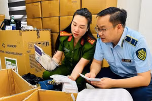 Cơ quan chức năng khám xét trụ sở một công ty sản xuất và buôn bán hàng giả quy mô lớn, thu giữ khoảng 100 tấn thực phẩm chức năng và trang thiết bị y tế giả. (Ảnh: Công an Hà Nội)