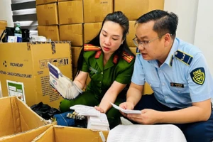 Cơ quan chức năng khám xét trụ sở một công ty sản xuất và buôn bán hàng giả quy mô lớn, thu giữ khoảng 100 tấn thực phẩm chức năng và trang thiết bị y tế giả. (Ảnh: Công an Hà Nội)