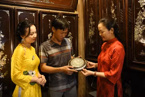 Tại không gian trưng bày làng nghề Chuyên Mỹ tại Trung tâm giao lưu văn hóa phố cổ Hà Nội, 50 Đào Duy Từ (Hoàn Kiếm - Hà Nội) công chúng có dịp thưởng lãm các sản phẩm làng nghề độc đáo mang đậm nét văn hiến của Hà Nội. Ảnh: Thế Dương.