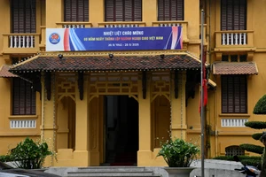 Nhiều cơ quan nhà nước tại Hà Nội treo cờ rủ, bày tỏ niềm tiếc thương đồng chí Khamtay Siphandone - nguyên Chủ tịch Đảng Nhân dân Cách mạng Lào, nguyên Chủ tịch nước Cộng hòa Dân chủ Nhân dân Lào.