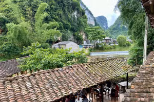 Một góc của làng đá nhìn ra dòng Khuổi Ky. (Ảnh: THI PHONG)