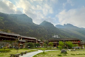 Làng văn hóa du lịch cộng đồng dân tộc H’Mông nằm trên diện tích bằng phẳng, bao quanh là núi đá.