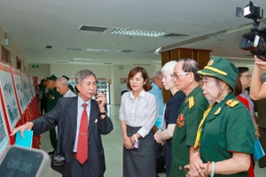 Gặp mặt truyền thống và triển lãm ảnh tư liệu thi hành Hiệp định Paris.