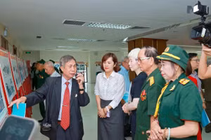 Gặp mặt truyền thống và triển lãm ảnh tư liệu thi hành Hiệp định Paris.