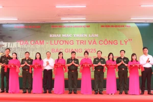 Đại diện các đơn vị tổ chức và đại biểu cắt băng khai mạc triển lãm “Da cam - Lương tri và Công lý”.