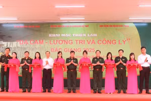 Đại diện các đơn vị tổ chức và đại biểu cắt băng khai mạc triển lãm “Da cam - Lương tri và Công lý”.