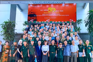 Các cựu chiến binh Ban liên hợp Quân sự - Trại Davis tham gia buổi giao lưu.