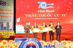 Trao tặng danh hiệu "Thầy thuốc Ưu tú" cho 3 bác sĩ, dược sĩ thuộc ngành Y tế tỉnh Quảng Ngãi.