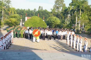 Lãnh đạo tỉnh Quảng Ngãi và các đoàn đại biểu dâng hoa viếng các Anh hùng liệt sĩ tại Nghĩa trang liệt sĩ tỉnh Quảng Ngãi