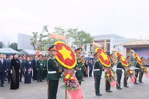 Nghi thức dâng hoa, dâng hương tại Tượng đài Khởi nghĩa Ba Tơ, tưởng nhớ các đội viên Đội du kích Ba Tơ, các anh hùng liệt sĩ, nhân dân các dân tộc trên địa bàn huyện đã chiến đấu hy sinh và làm nên của Khởi nghĩa Ba Tơ hào hùng, bất diệt vào ngày 11/3/1945. 